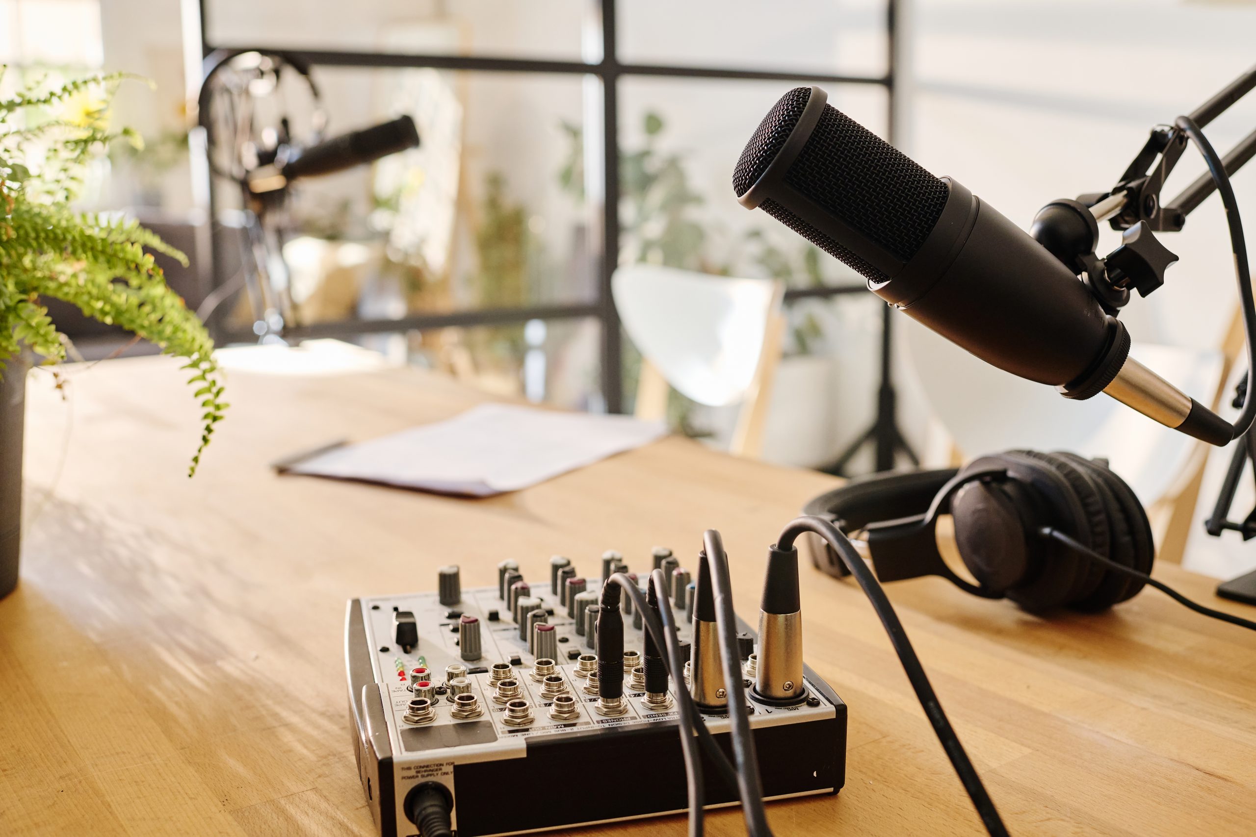 Comment bien choisir son micro pour enregistrer un podcast ? - Orso Media